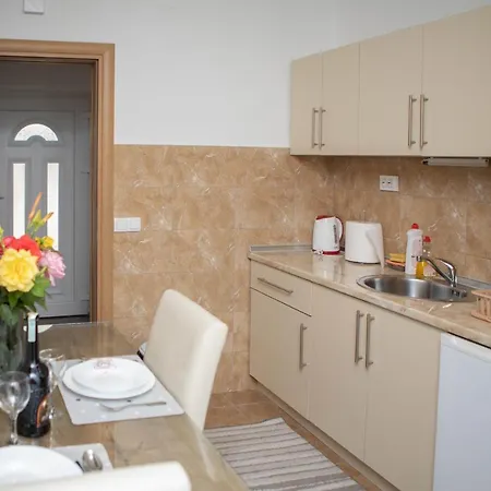 アパート Budimcic トレビニエ